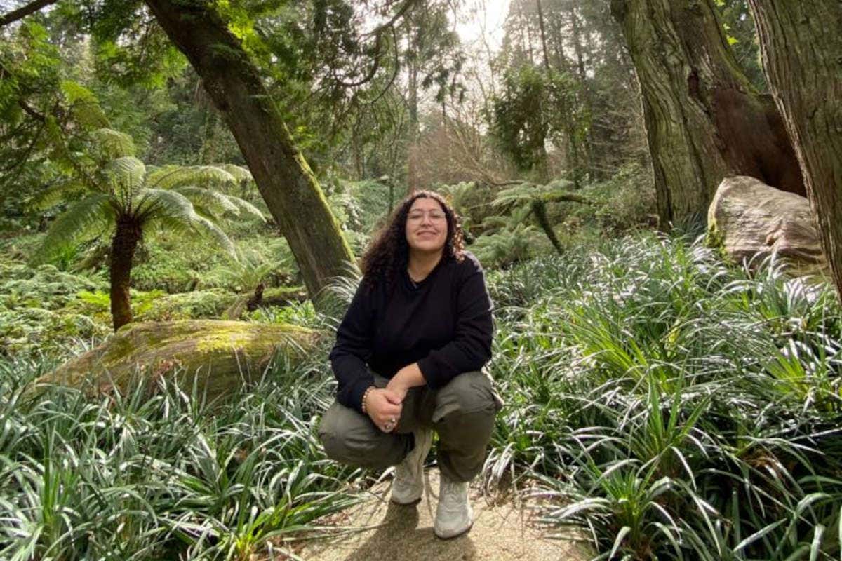 Foto de Gabriela en medio de la naturaleza de los Jardines del Palacio da Pena