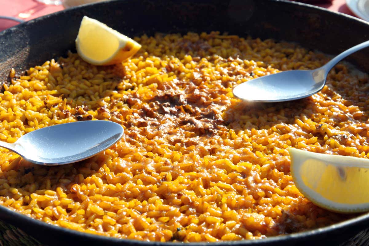 Paella típica valenciana