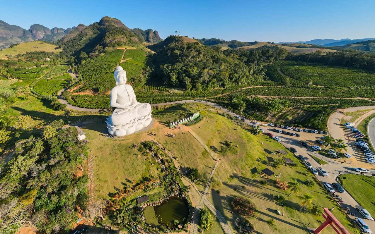 Vista da grande escultura branca do Buda de Ibiraçu, ao lado da rodovia BR-101 