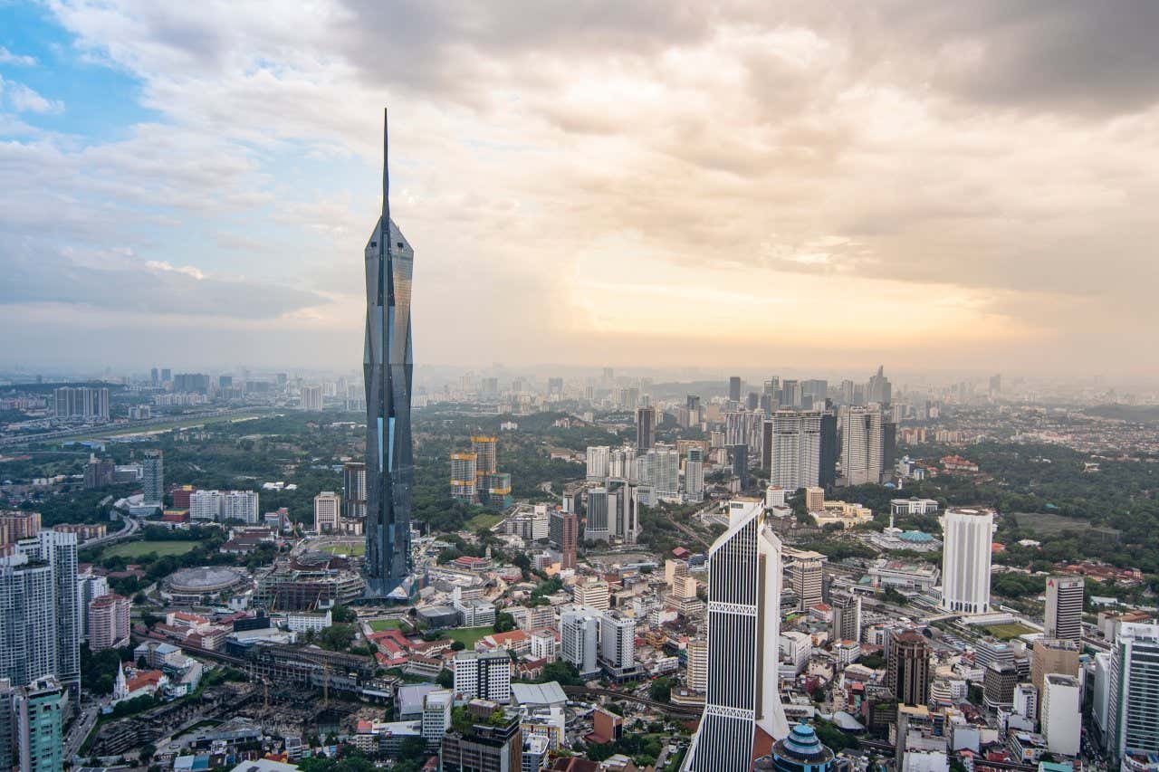 Il Merdeka 118, che verrà inaugurato alla fine del 2023, spicca sullo skyline di Kuala Lumpur, la capitale della Malesia