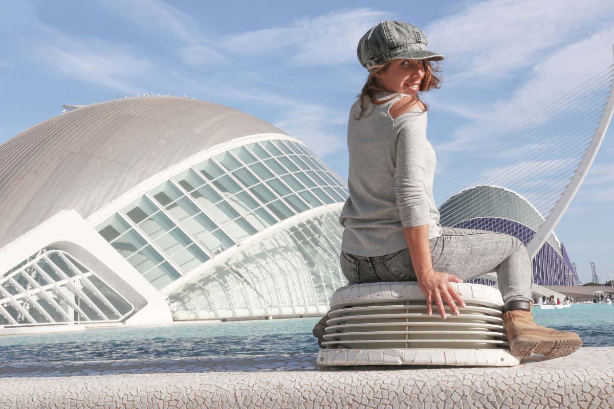 Turista visitando la Ciudad de las Artes y de las Ciencias de Valencia