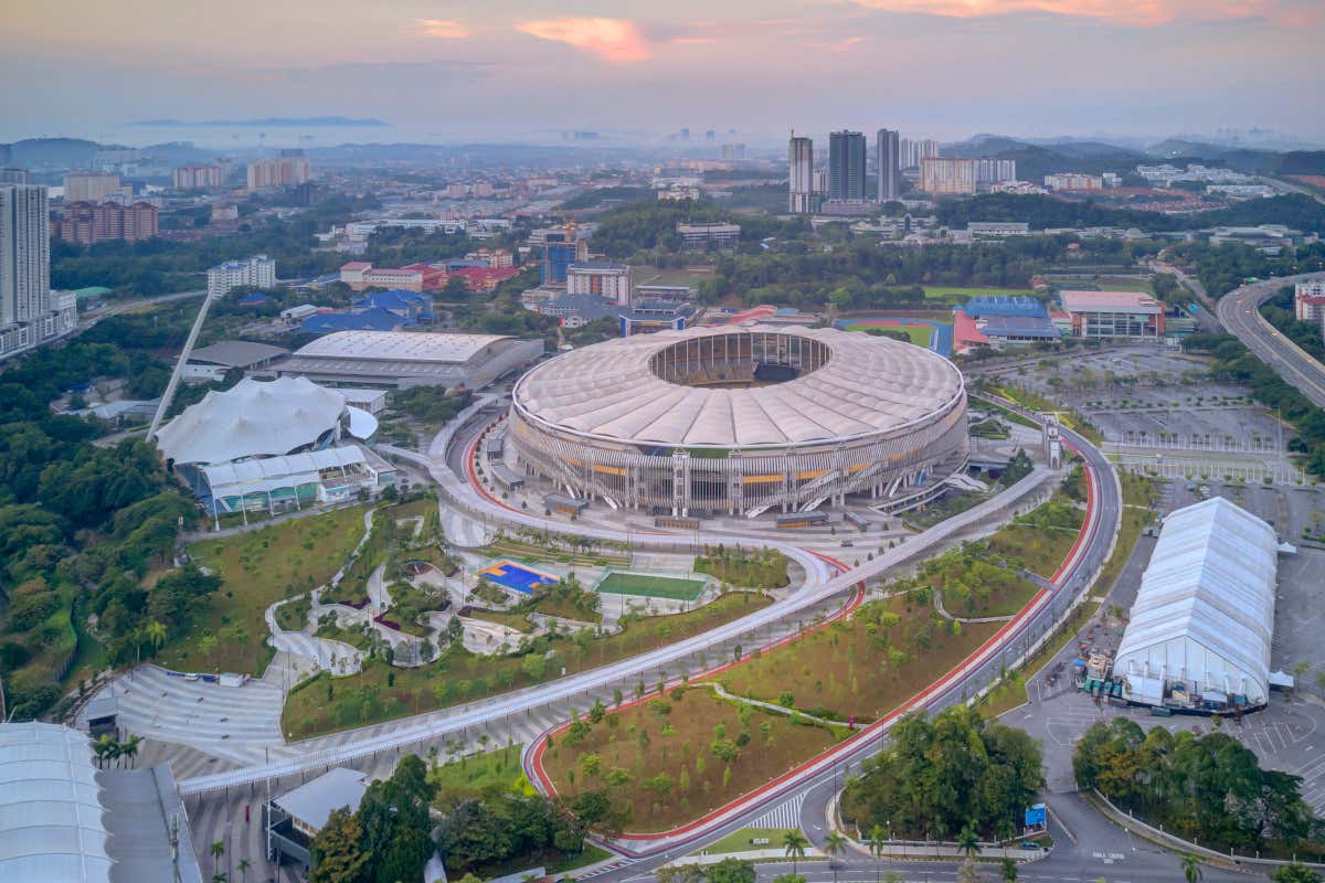 Panorámica del Estadio Nacional Bukit Jalil de Kuala Lumpur junto a varios parques y algún rascacielos