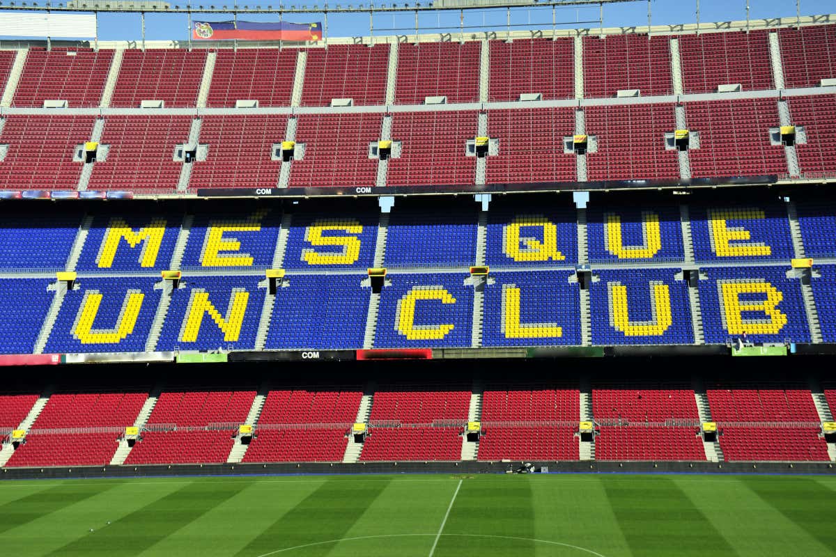 Graderío del estadio Camp Nou de Barcelona con letras que indican la frase Mes que un Club