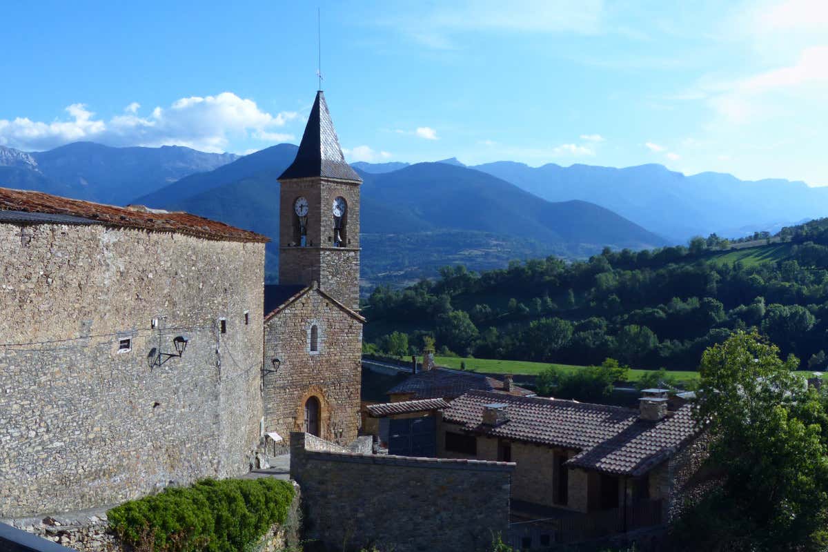 Campanario de la iglesia de Prulláns, en el Pirineo catalán