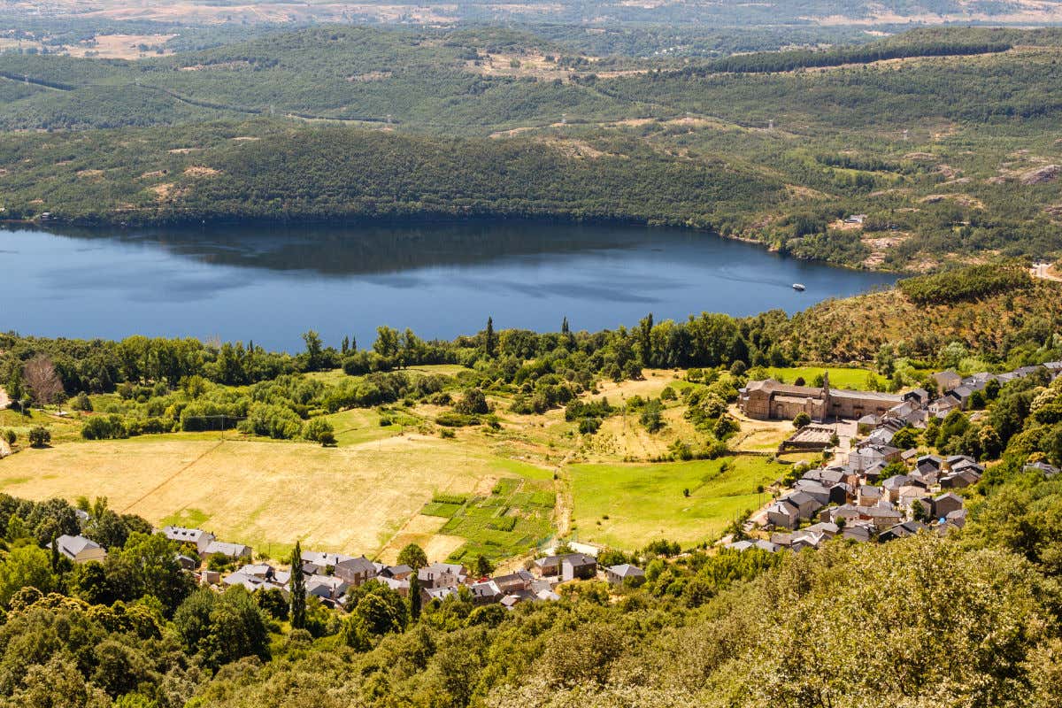 Vista del lago de Sanabria en la provincia de Zamora con un pequeño pueblo cerca de una de sus orillas