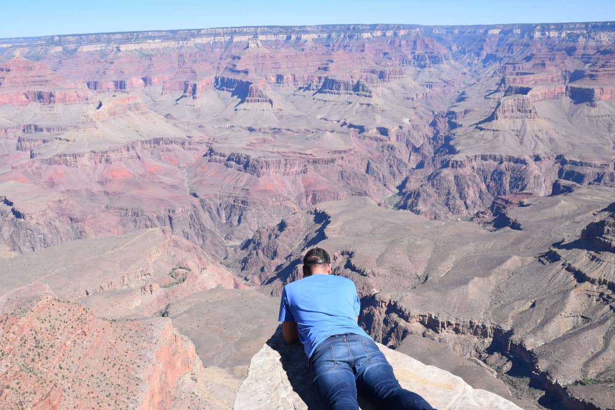 Miguel Nombela visitando el Gran Cañón del Colorado