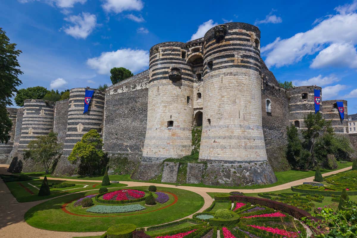 Foso y murallas del castillo francés de Angers