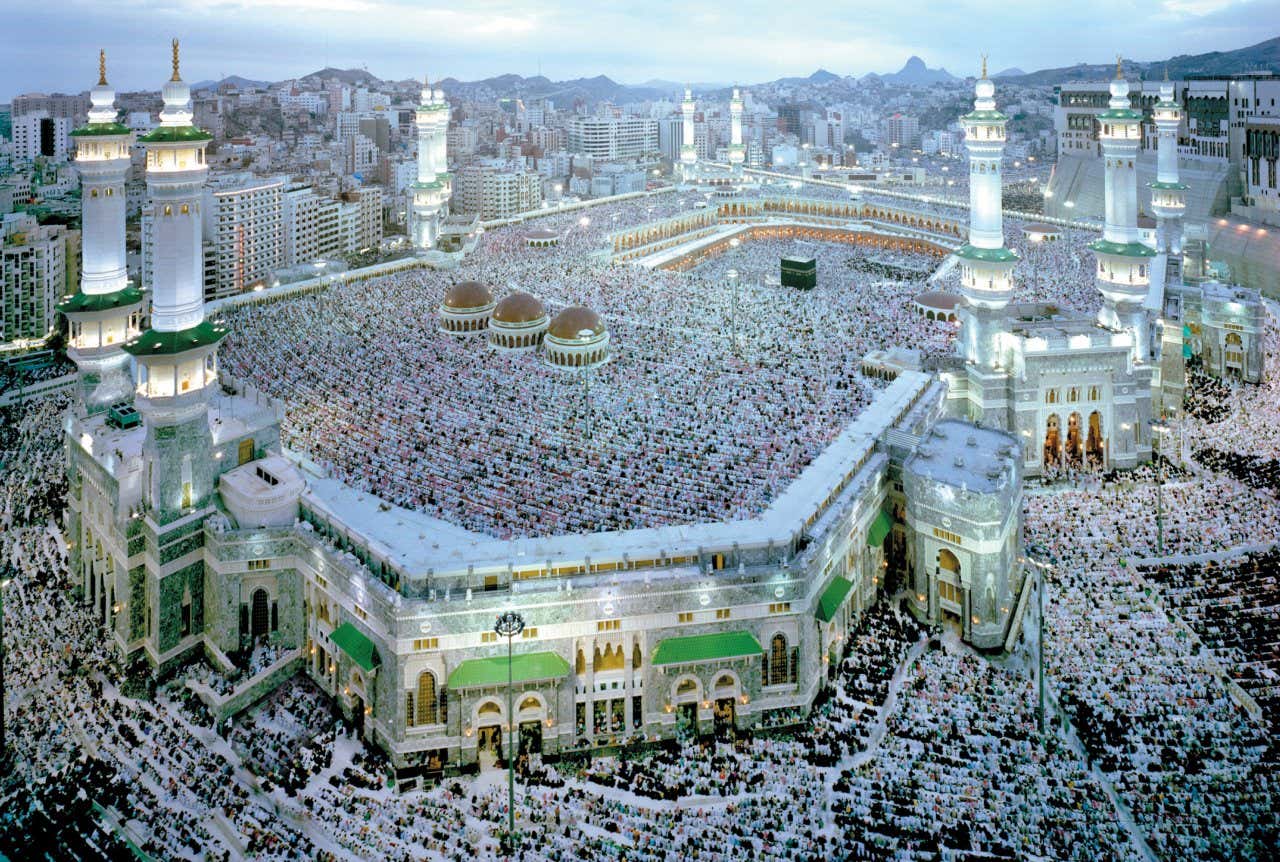 Vue en hauteur sur la mosquée, où se trouvent des milliers de fidèles pendant la prière au coucher du soleil