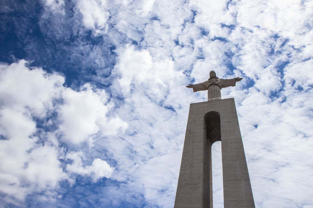 Vue sur le sanctuaire du Christ-Roi d'Almada en contre-plongée