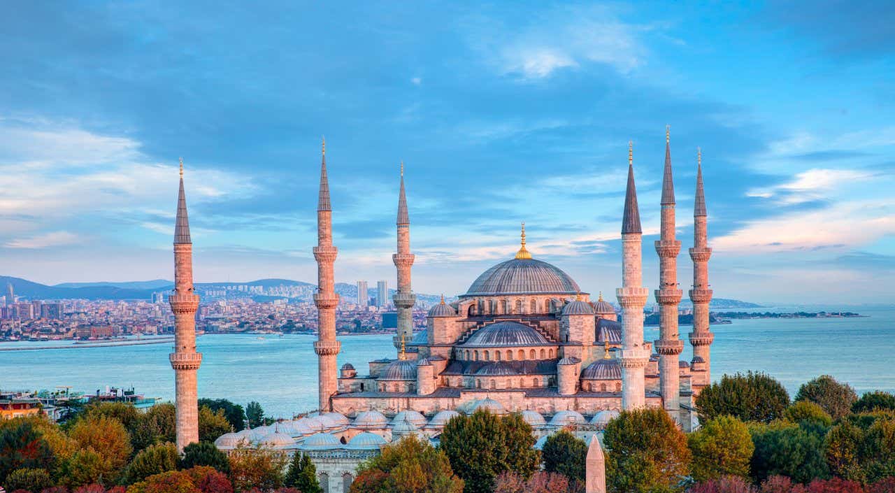 Vue sur la Mosquée Bleue, avec ses dômes aux mosaïques bleues et ses six minarets, avec la Mer Noire en arrière-plan