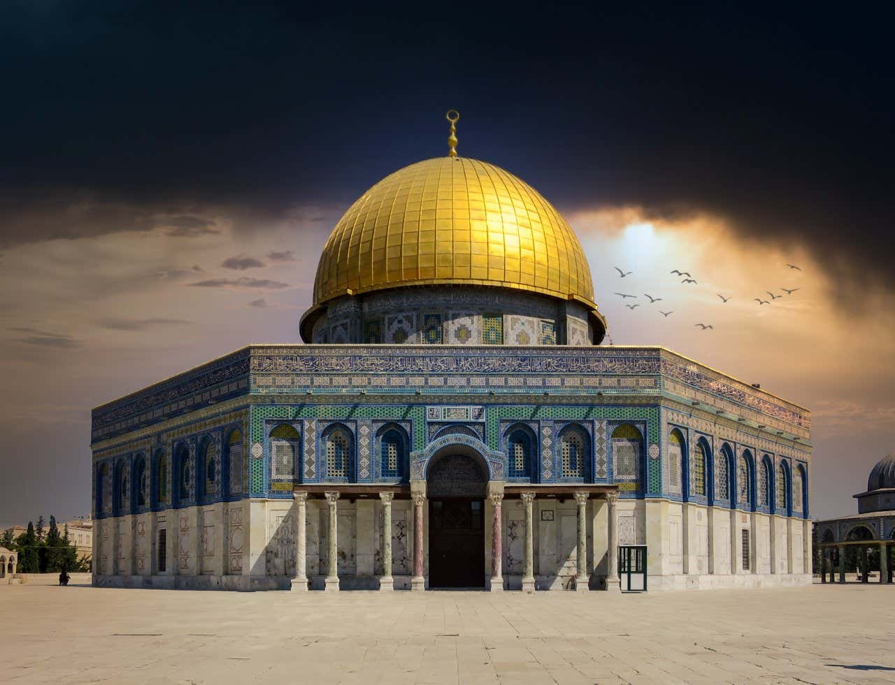 La mosquée Al-Aqsa se caractérise par sa couleur bleue, mais surtout par son imposant dôme doré