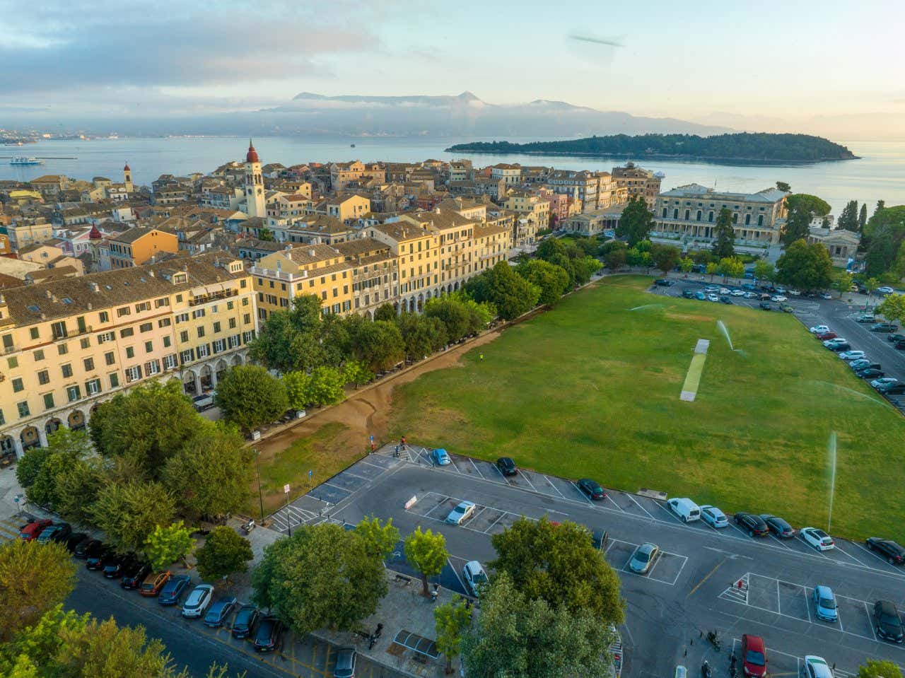 Piazza Spianada vista dall'alto, con il mare sullo sfondo e i quartieri del centro storico sulla sinistra