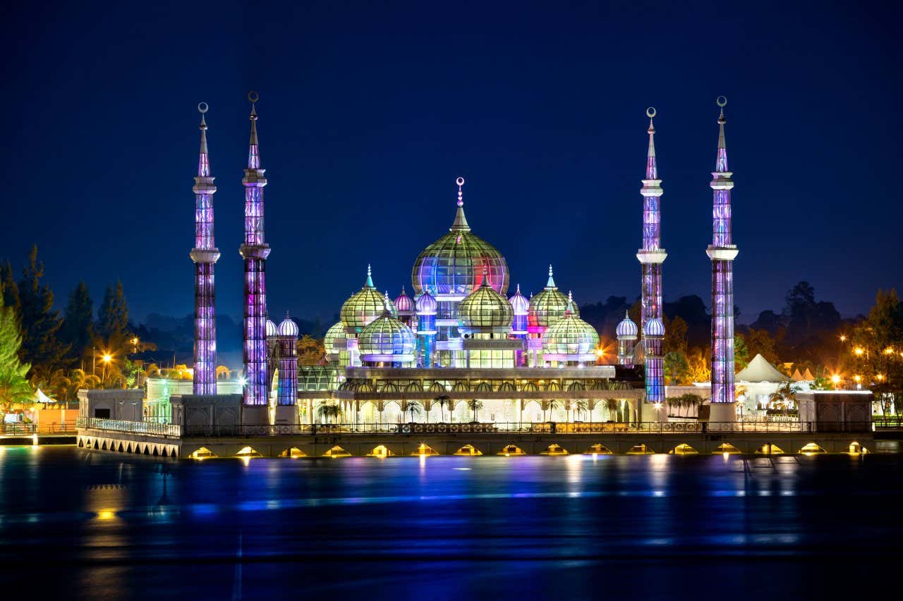 La mosquée illuminée la nuit, au mille couleurs se réfléchissant sur le cristal qui la compose