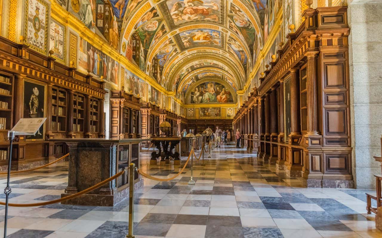 La ricchissima decorazione di affreschi della volta della Biblioteca Reale dell'Escorial, una delle biblioteche più spettacolari al mondo