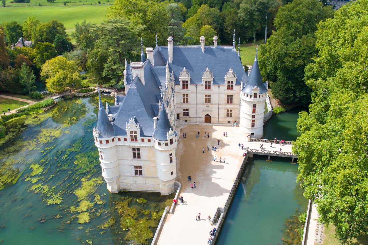 Panorámica del castillo francés de Azay-le-Ridau