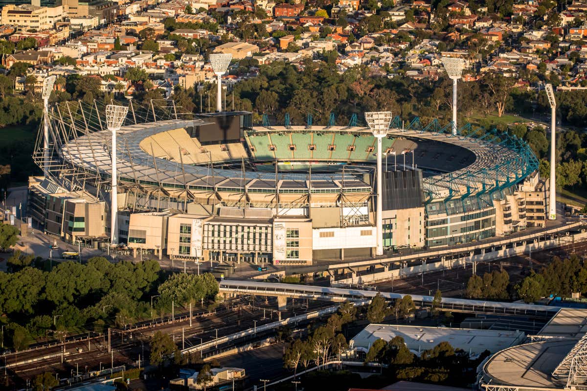 Vista del Melbourne Cricket Ground, el estadio más grande de Australia, rodeado de casas y árboles