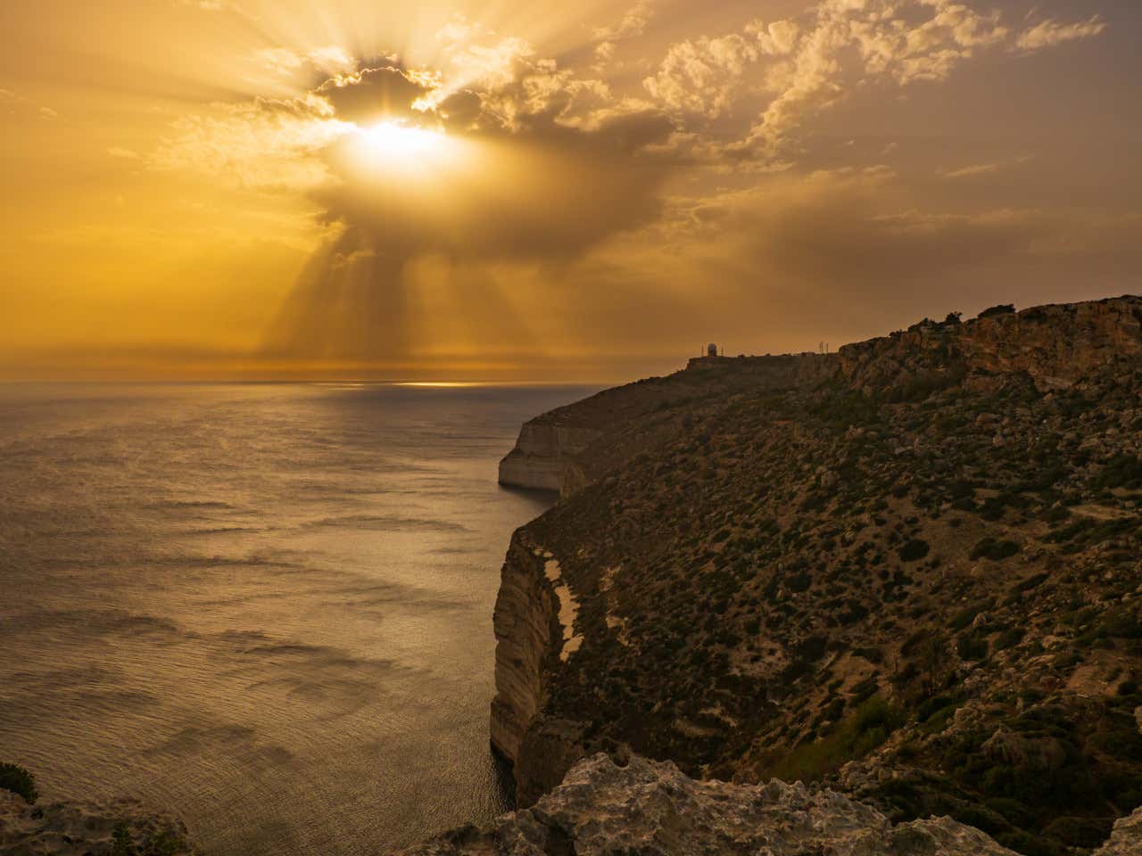 Espectacular atardecer en los acantilados Dingli, en Malta