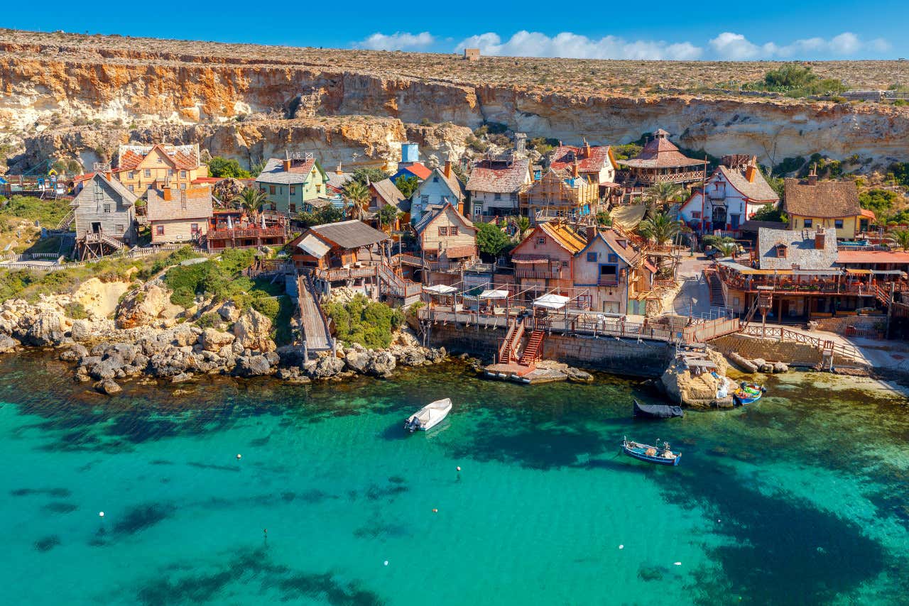 Vista aérea panorámica del pueblo Popeye Village, en Malta