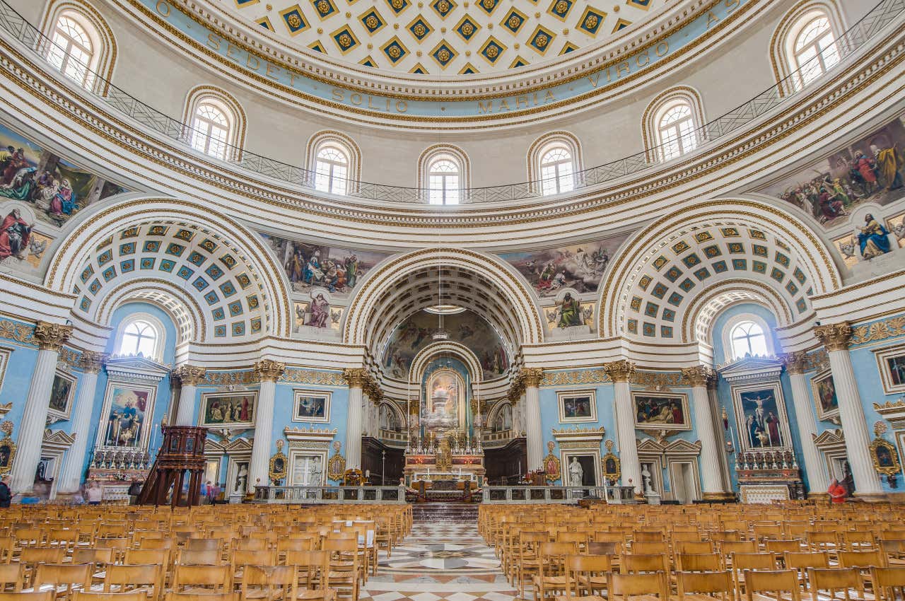 Interior de la iglesia Rotonda de Mosta, en Malta