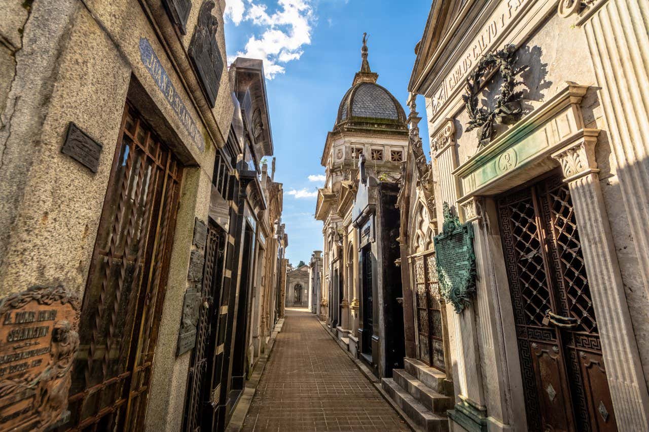 Allée du cimetière de La Recoleta avec des caveaux hauts collés les uns aux autres