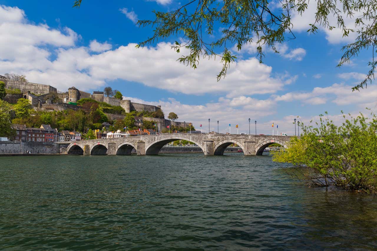 Vue sur un pont de la ville de Namur avec une forteresse en arrière-plan