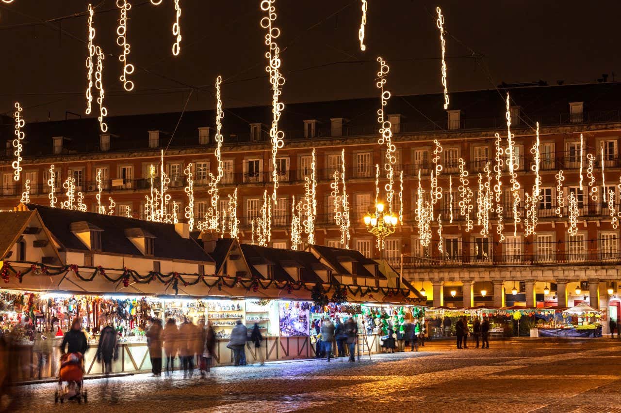 Scorcorcio del mercatino di natale della Plaza Mayor, con bancarelle e luci natalizie