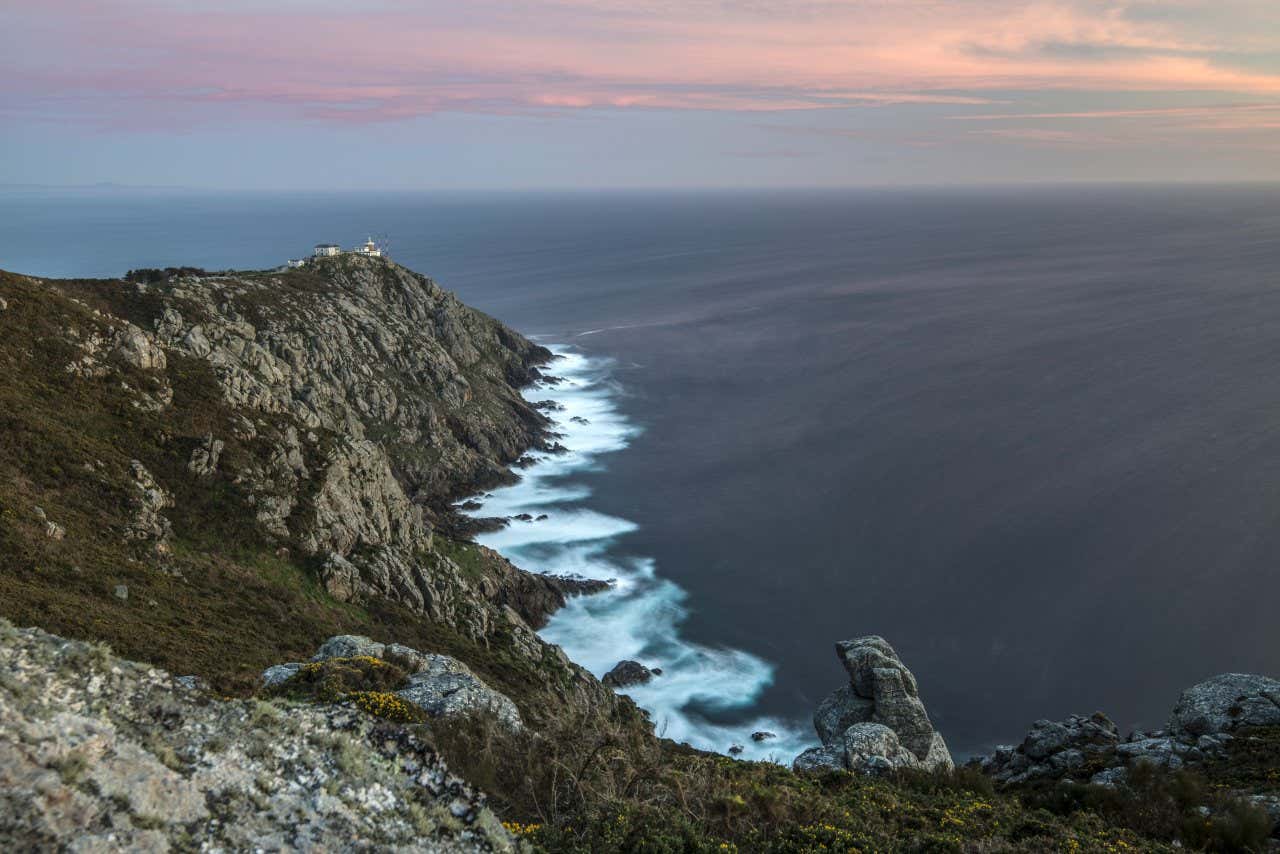 Vue sur la côte de Finisterre avec un ciel nuageux