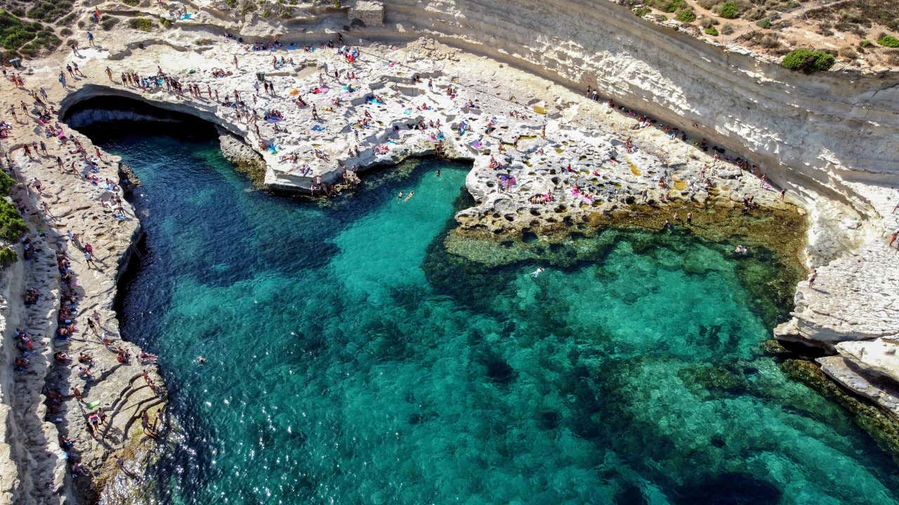 Vista aérea de los acantilados que rodean la piscina natural de St Peter´s Pool, en Malta