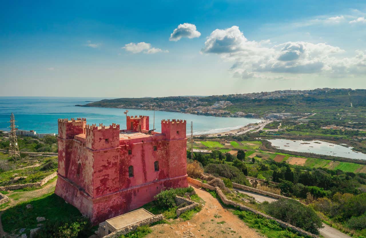 Panorámica de la Torre Roja de Malta un día soleado