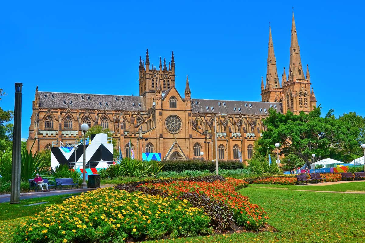 La Catedral de Santa María vista desde el Hyde Park, dos lugares imprescindibles que ver en Sídney