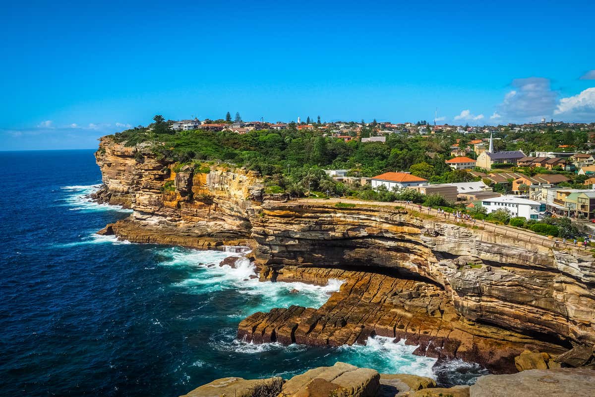 Una vista del acantilado en el Parque Gap en Watsons Bay en un día despejado con mar relativamente en calma