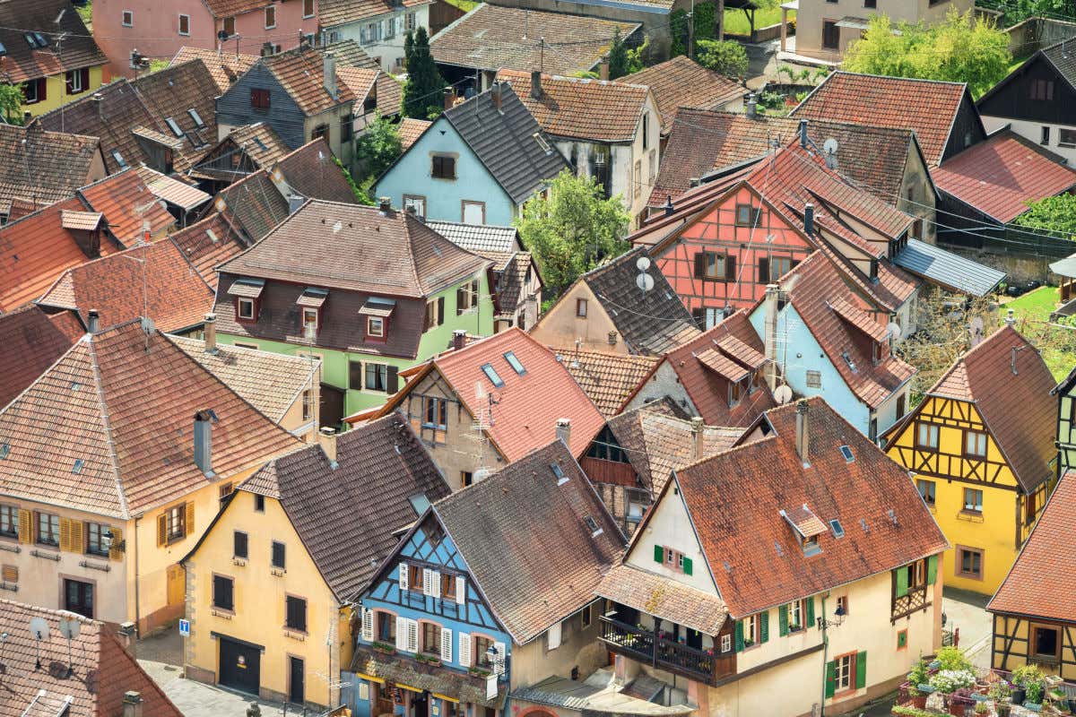 Vista aérea de Ribeauvillé con sus casas de colores pastel