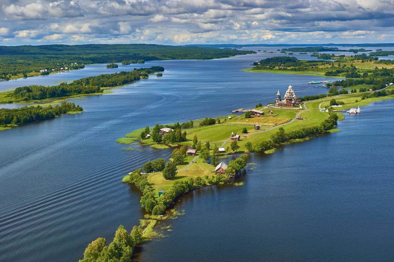 Vista aérea de la isla Kizhi en el lago Onega, un islote de frondosa vegetación y escasas edificaciones 