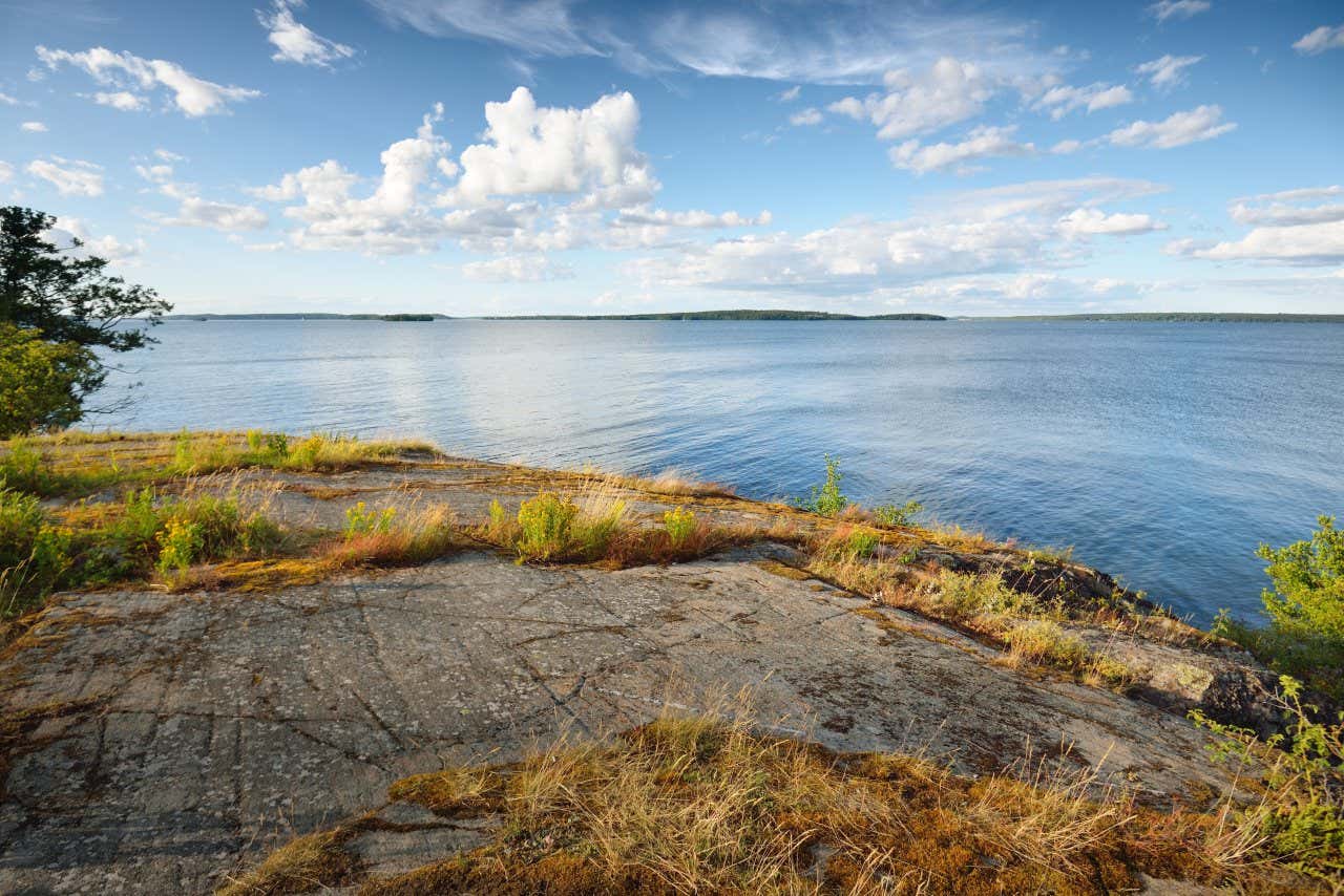 Panorámica de la orilla del lago Mälar, en Suecia en un día con pocas nubes