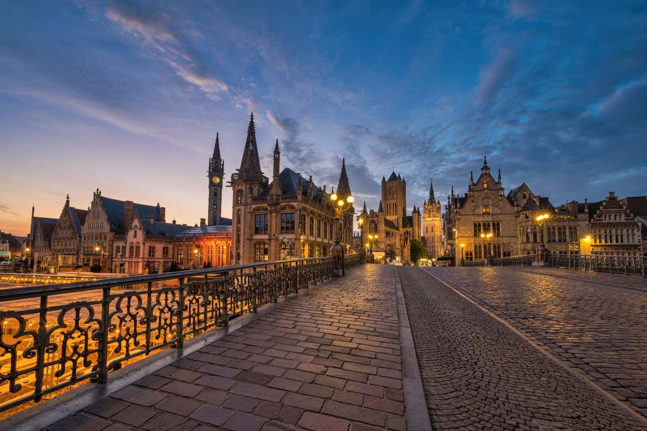 Pont de Saint-Michel ou Sint-Michielsbrug au coucher du soleil, Gand