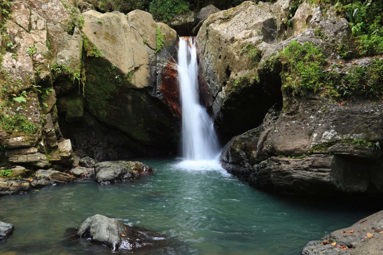 Primo piano della cascata di La Mina, circondata da rocce