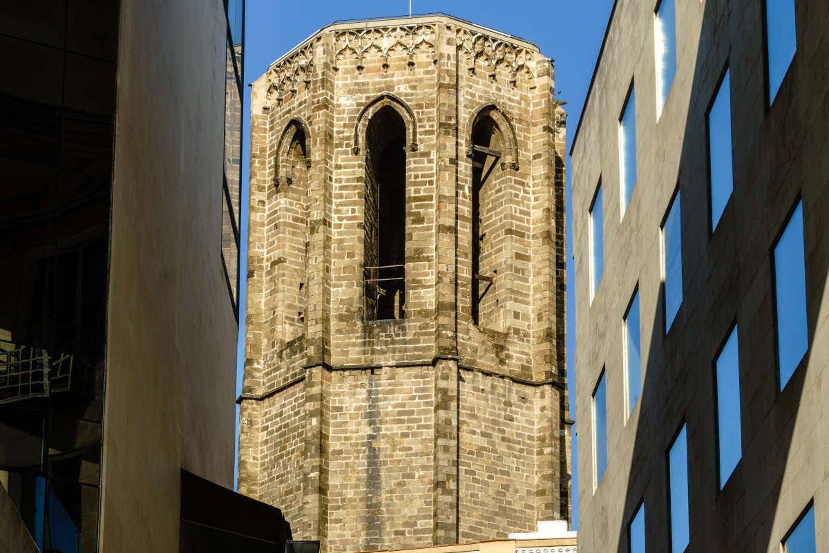 Detalle del exterior de la torre de la Basílica de Santa María del Pi, en Barcelona