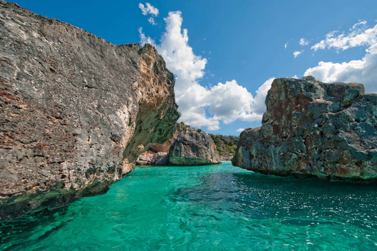 Enromes rocas emergiendo en mitad de aguas turquesas en el parque natural de Bahía de las Águilas