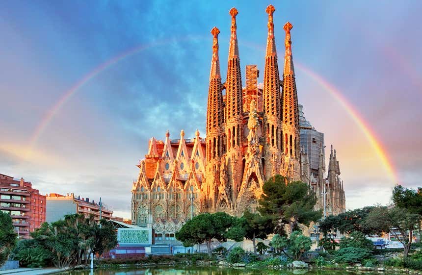 A Sagrada Família iluminada por um arco-íris em Barcelona