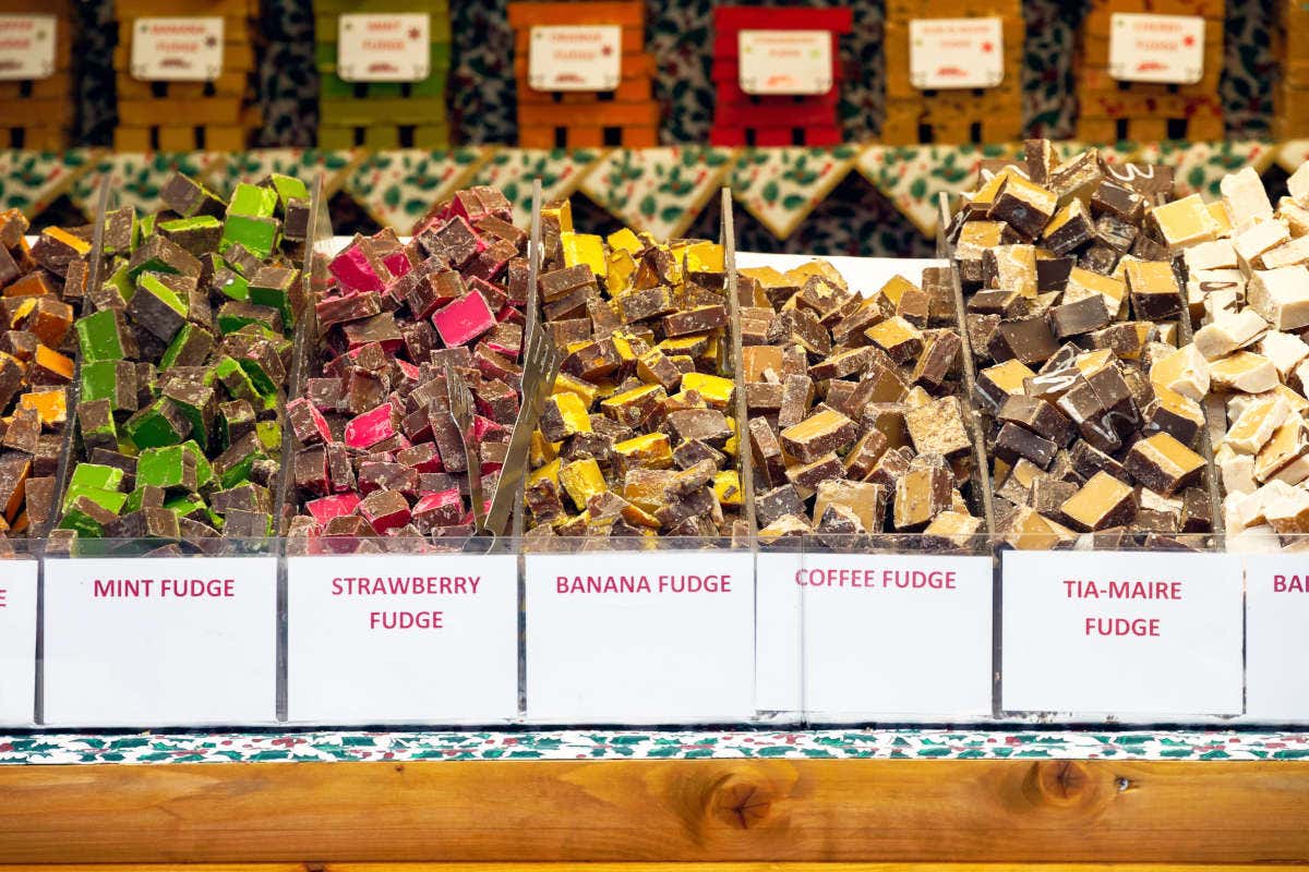 Diferentes tipos de fudge, caramelos de azúcar, en un puesto navideño