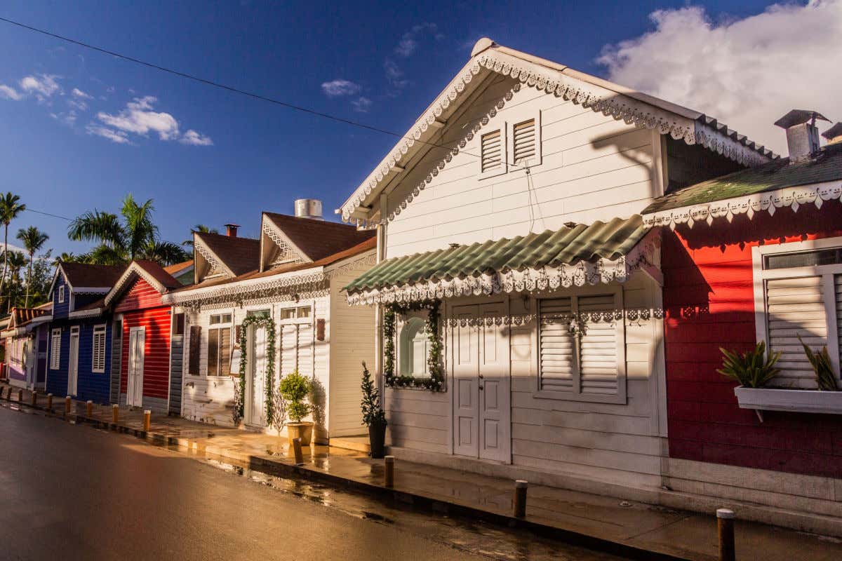 Casas de madera de dos alturas en una calle del pueblo de Las Terrenas, en República Dominicana