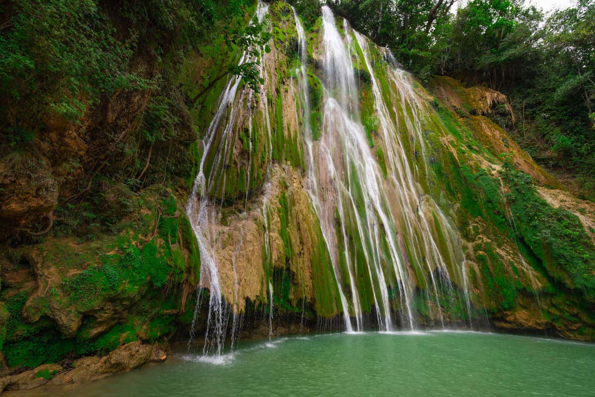 Salto El Limón, una cascada de gran altura cayendo por paredes rocosas hasta un estanque de aguas esmeralda