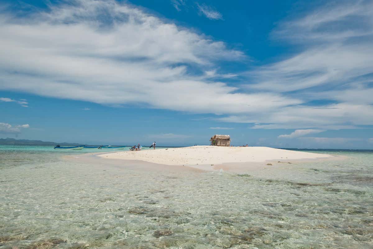 Cayo Arena, una isla de muy pequeño tamaño con una cabaña de paja en mitad del mar