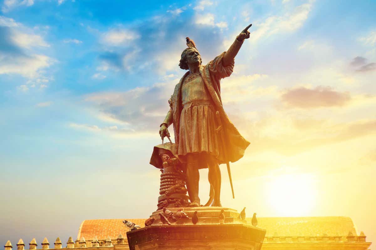 Escultura de bronce de Cristóbal Colón señalando al Nuevo Mundo en el centro de Santo Domingo, República Dominicana