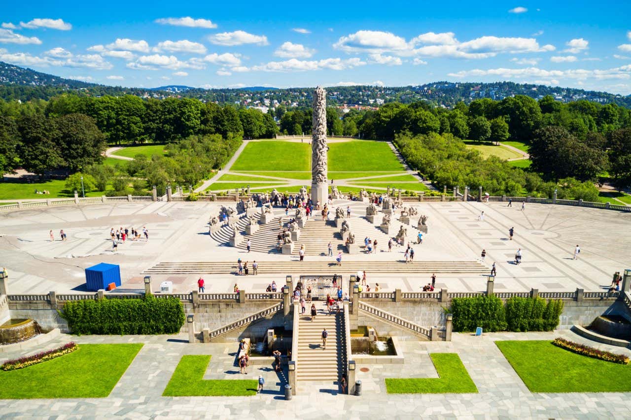 Esplanade avec un obélisque au centre et de nombreuses sculptures autour