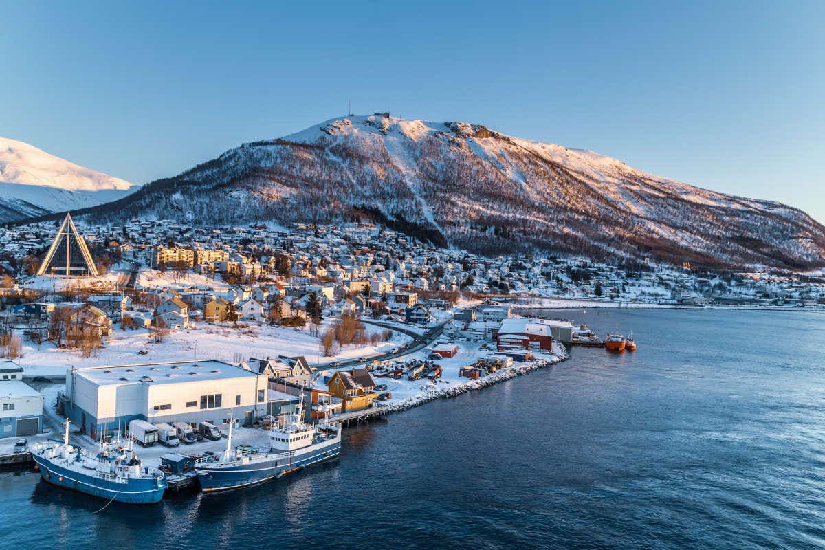 Paisaje aéreo de la ciudad Tromsø en un día soleado de invierno