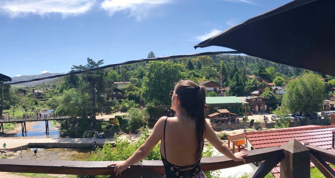 Natalia admirando las vistas de un paraje en La Cumbrecita, Córdoba, Argentina