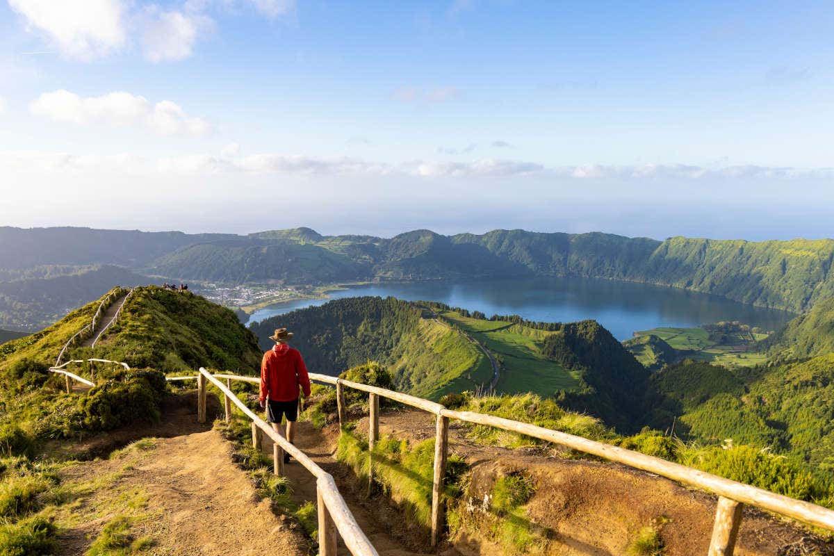 Un hombre haciendo senderismo por la caldera de la isla de São Miguel en las Azores