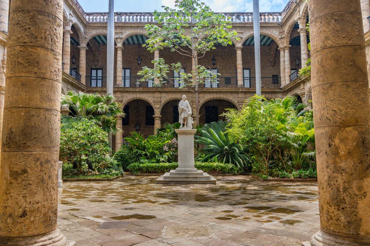 Patio del Palazzo dei Capitani Generali, con statua al centro circondata da colonne e piante