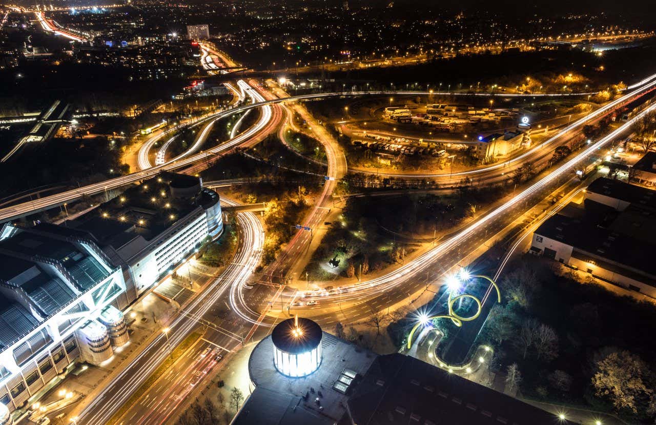 Strade di Berlino illuminate di notte con varie luci accese ovunque